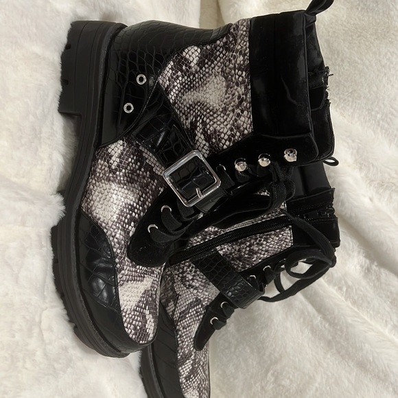 029. BOOHOO SNAKE & CROC CHUNKY COMBAT BOOTS Size 39/8.5 - Picture 3 of 5